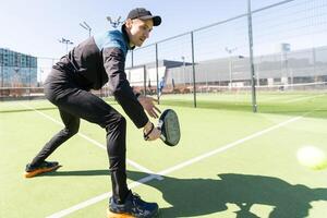 paddla tennis tränare undervisning på en bostads- paddla domstol, främre se foto