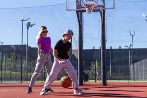 mor och dotter spela basketboll foto