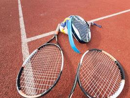 bruten tennis och padel racketar foto