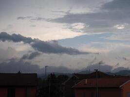 dramatisk molnig himmel bakgrund foto