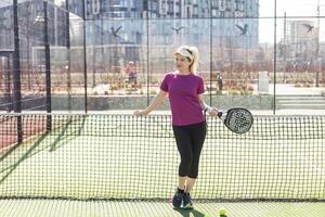 ukraina Kiev, Mars 31 2024. en flicka i sportkläder är Träning på en paddla tennis domstol. begrepp av kvinnor spelar paddla. foto