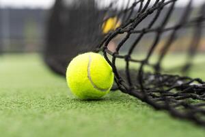 tennis boll på de domstol mot de domstol netto foto