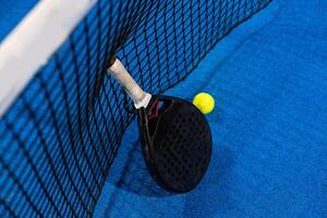 professionell paddla tennis racket med naturlig belysning på blå bakgrund. horisontell sport tema affisch, hälsning kort, rubriker, hemsida och app foto