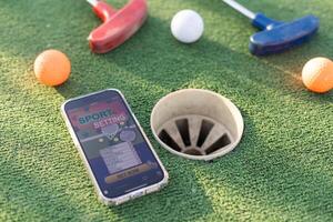 mini golf sporter vadhållning på en smartphone foto