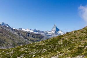 Fantastisk se av turistiska spår nära de matter i de swiss alperna. foto