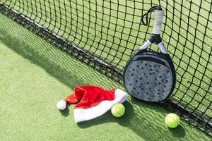 jul öppen padel turnering. affisch för social nät för ny år spel. padel tennis racket på turnering. paddla racket på domstol foto