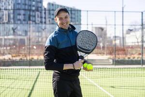 paddla tennis tränare undervisning på en bostads- paddla domstol, främre se foto