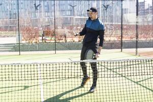 paddla tennis tränare undervisning på en bostads- paddla domstol, främre se foto