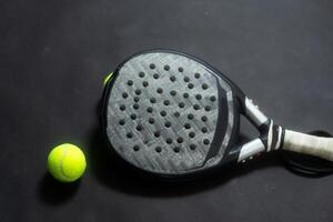 isolerat paddla tennis objekt svart bakgrund foto