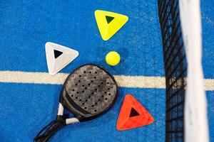 professionell paddla tennis racket med naturlig belysning på blå bakgrund. horisontell sport tema affisch, hälsning kort, rubriker, hemsida och app foto
