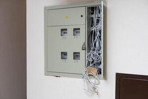 elektrisk skåp med internet och tv kablar i ett lägenhet byggnad. nisch för trådar och kablar inuti de vägg foto