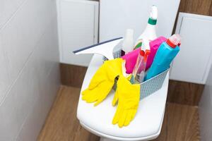 rengöring Produkter i de badrum. foto