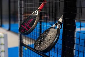 Kiev, ukraina. Mars 22, 2024, paddla tennis racketar på de domstol foto