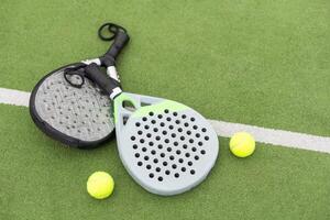 paddla tennis objekt på gräs domstol foto