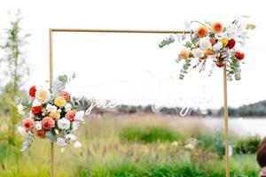 bröllop båge Utsmyckad med blommor och grönska foto