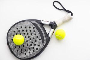 uppsättning av paddla tennis racketar och bollar de reflekterad på vit tabell och vit isolerat bakgrund. främre se. foto