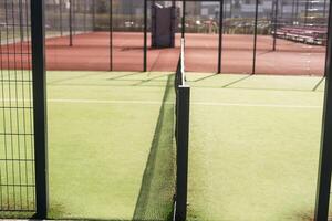 se av multifunktionell sporter område med tennis domstol foto