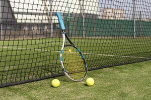 tennis racket med bollar på grön bakgrund. foto