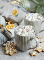 varm choklad med marshmallows, varm mysig juldrink foto
