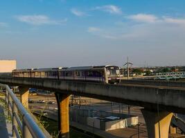 nonthaburi-thailand april 16, 2024 de elektrisk himmel tåg mrt lila linje passerar genom central westgate avdelning Lagra de största handla torg i de kväll på smäll jaja, nonthaburi thailand. foto