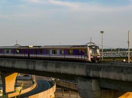 nonthaburi-thailand april 16, 2024 de elektrisk himmel tåg mrt lila linje passerar genom central westgate avdelning Lagra de största handla torg i de kväll på smäll jaja, nonthaburi thailand. foto