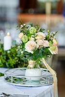 bröllop dekorationer tabell vit blommor foto