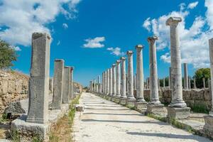 pittoresk ruiner av de gammal stad av perge i Kalkon. perge öppen luft museum. foto