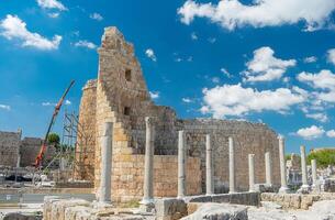 pittoresk ruiner av de gammal stad av perge i Kalkon. perge öppen luft museum. foto