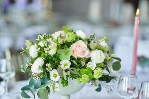 bröllop dekorationer tabell vit blommor foto