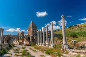 pittoresk ruiner av de gammal stad av perge i Kalkon. perge öppen luft museum. foto