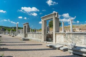 pittoresk ruiner av de gammal stad av perge i Kalkon. perge öppen luft museum. foto