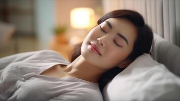 ung asiatisk kvinna sovande väl i säng. foto