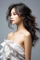 skön asiatisk kvinna med lång brun lockigt hår foto