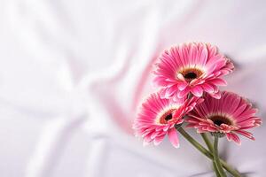 delikat festlig bakgrund för design, kort, inbjudan. vit veck av de satin och rosa gerbera färsk blommor. romantisk design. en kopia Plats foto