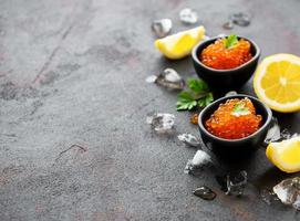röd kaviar i skålar