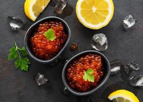röd kaviar i skålar