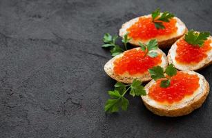 smörgåsar med röd kaviar