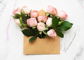 kuvert och rosa rosor
