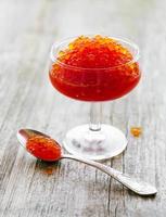 glas med läcker röd kaviar