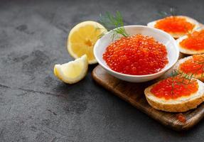 smörgåsar med röd kaviar