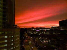 Sol uppsättning se i de stad himmel foto