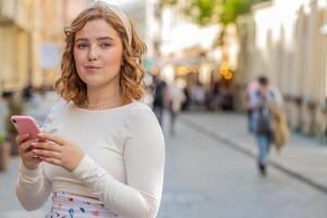 ung kvinna använder sig av smartphone skriver text meddelanden ser för en sätt på Karta i mobil navigatör app foto