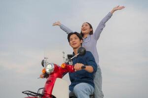 glad par på motorcykel äventyr foto