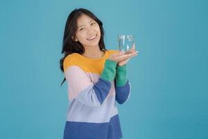 glad kvinna innehav en glas av vatten foto