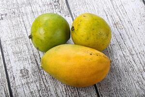 färsk ljuv och saftig mango högen foto