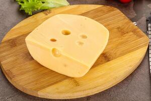 gourmet maasdam ost med hål foto