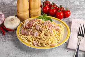 italiensk pasta spaghetti carbonara foto