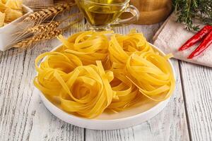 rå torr italiensk pasta - pappardelle foto