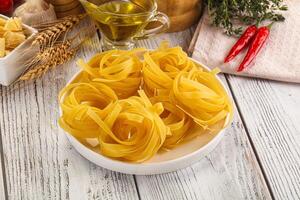 rå torr italiensk pasta - pappardelle foto