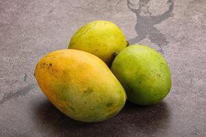 färsk ljuv och saftig mango högen foto